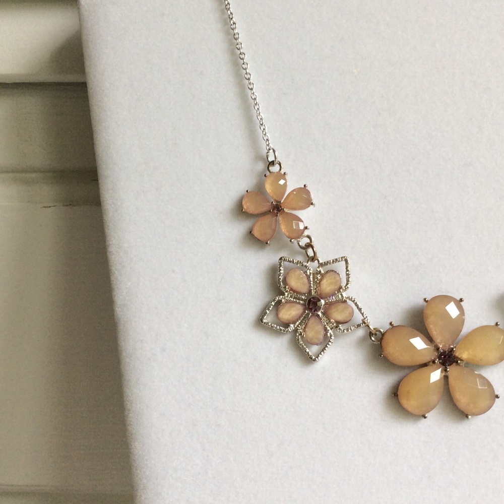 Flower Necklace w/Stones.  Beautiful - Picture 6 of 7
